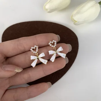 2022 Nauji paprasti emaliniai balti lanko auskarai Moteriška mada Saldūs perlų širdies auskarai moterims