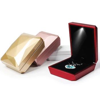 atverčiama viršutinė papuošalų dėžutė su šviesiais LED auskarais Žiedo pakabuko ekranas Valentino dienos dovanų pakavimas Papuošalų organizatorius Daiktadėžė