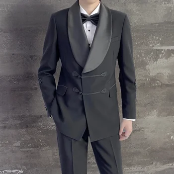 Specialiai pasiūtas juodas dvigubas jaunikis vyriškas kostiumas su skara atlapu ir kiniškomis sagomis oficialioms vestuvėms (švarkas + kelnės)