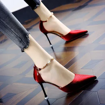 Stiletto Raudoni moteriški kulniukai 2023 m. madingi sandalai vakarėliams ir vestuvėms siurbia prašmatnius ir elegantiškus seksualius kulniukus moterims