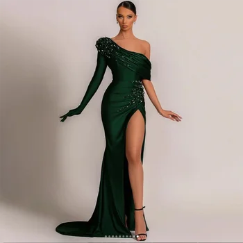 Tamsiai žalia satino vakarinė suknelė Prabangūs vieno peties perlai karoliukai Krištolo grindų ilgis Šlavimo traukinys Šonas Splitas Vakarėlio prom suknelė