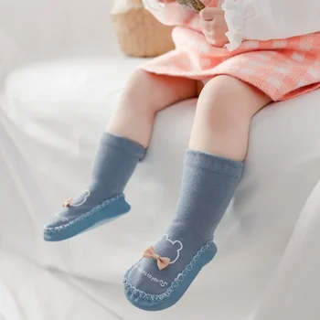 Vaikiškos vidutinio vamzdelio kojinės Kūdikių neslystančios grindys Kojinės minkštu padu Vaikščiojimo batai Šukuoti medvilniniai izoliuoti kūdikių batai