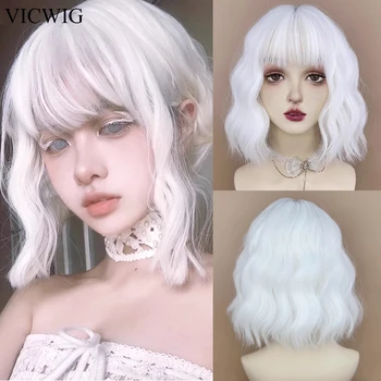 VICWIG Balti trumpi banguoti garbanoti sintetiniai moteriški perukai su kirpčiukais Lolita Cosplay Natūralus pūkuotų plaukų perukas kasdieniam vakarėliui