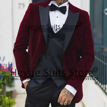 Vyniniai raudonojo aksomo jaunikio kostiumai vyrams Slim Fit Black Peak Lapel Groom Tuxedos 3 Pieces Sets Elegant Male Blazer(Švarkas+Liemenė+Kelnės)