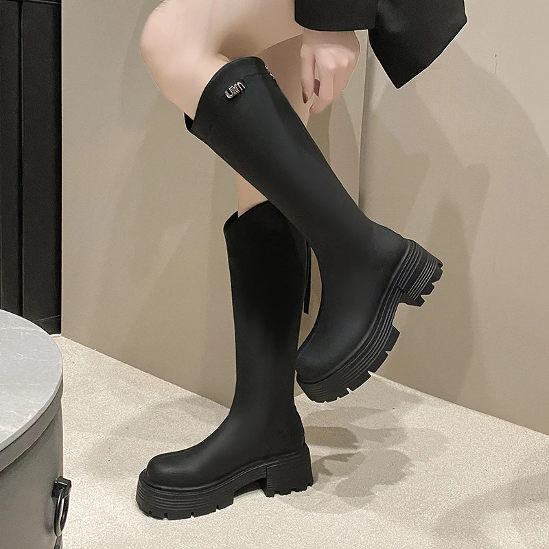 Žiemos laisvalaikio pliušiniai moteriško prekės ženklo dizaino batai su užtrauktuku 2023 m. Naujo stiliaus odiniai mados moteriški vienspalviai riteriniai batai Nuotrauka 4