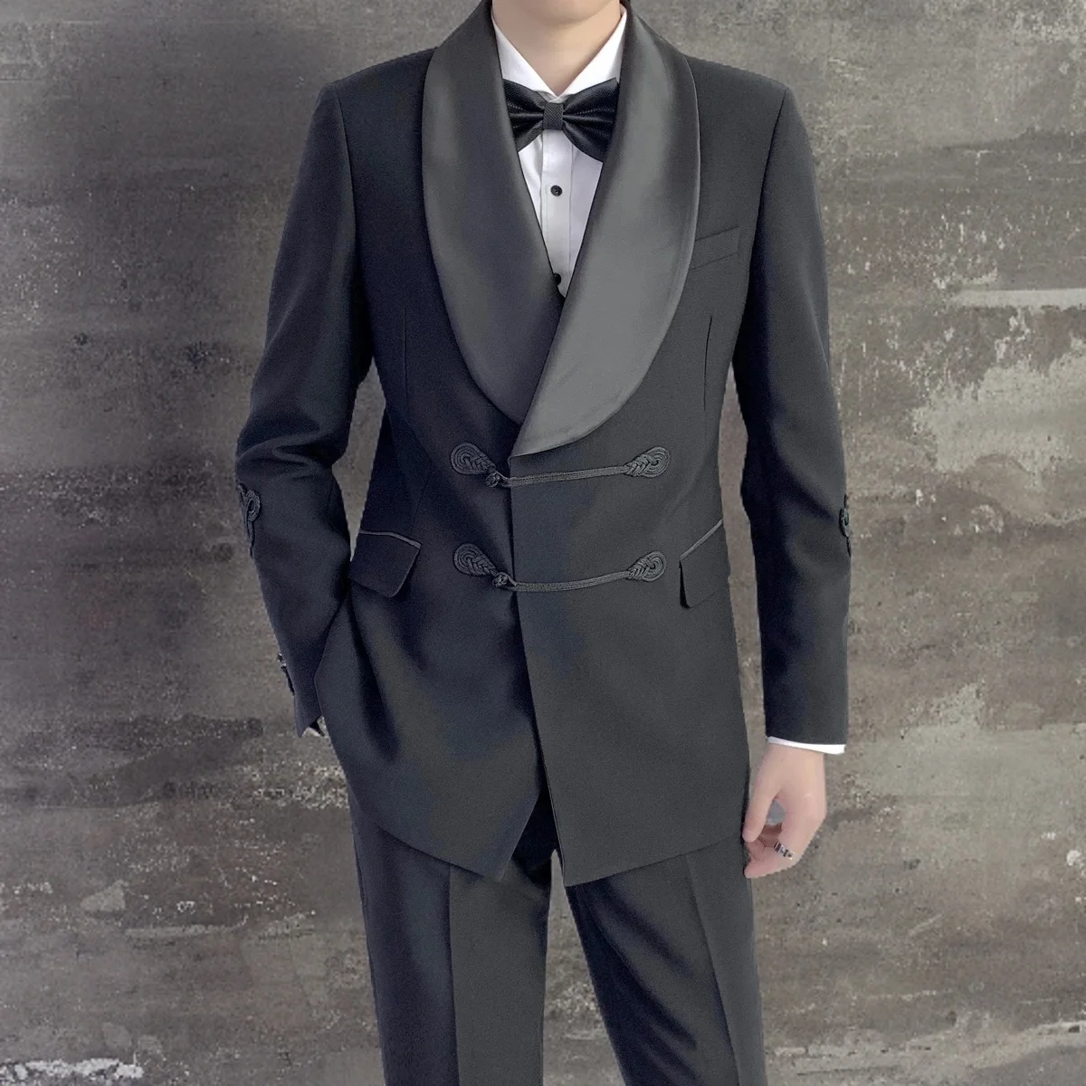 Specialiai pasiūtas juodas dvigubas jaunikis vyriškas kostiumas su skara atlapu ir kiniškomis sagomis oficialioms vestuvėms (švarkas + kelnės) Nuotrauka 0