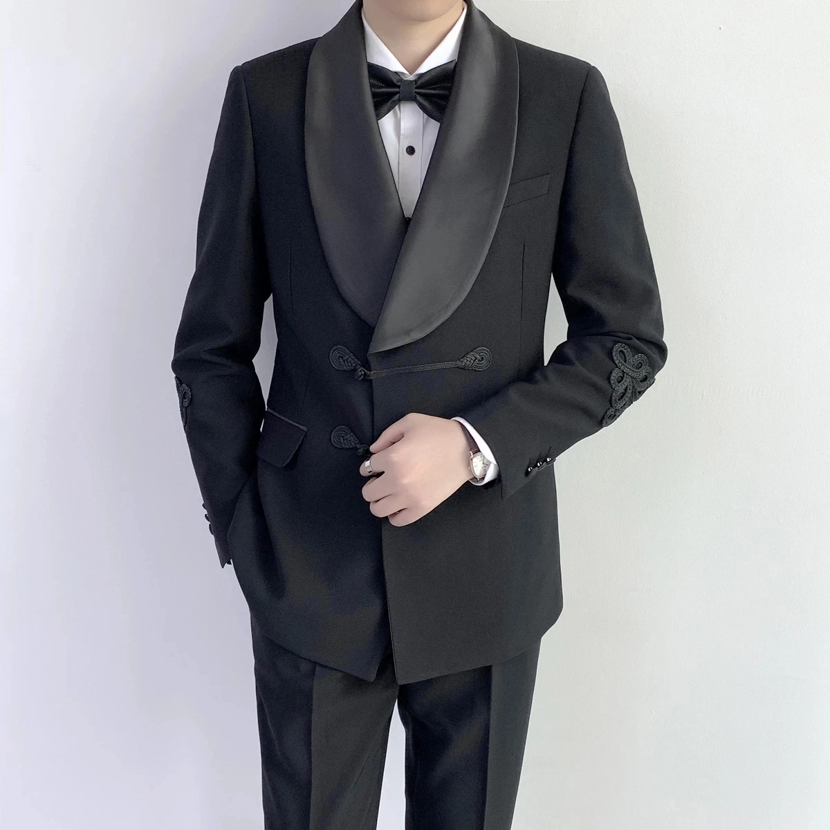 Specialiai pasiūtas juodas dvigubas jaunikis vyriškas kostiumas su skara atlapu ir kiniškomis sagomis oficialioms vestuvėms (švarkas + kelnės) Nuotrauka 1