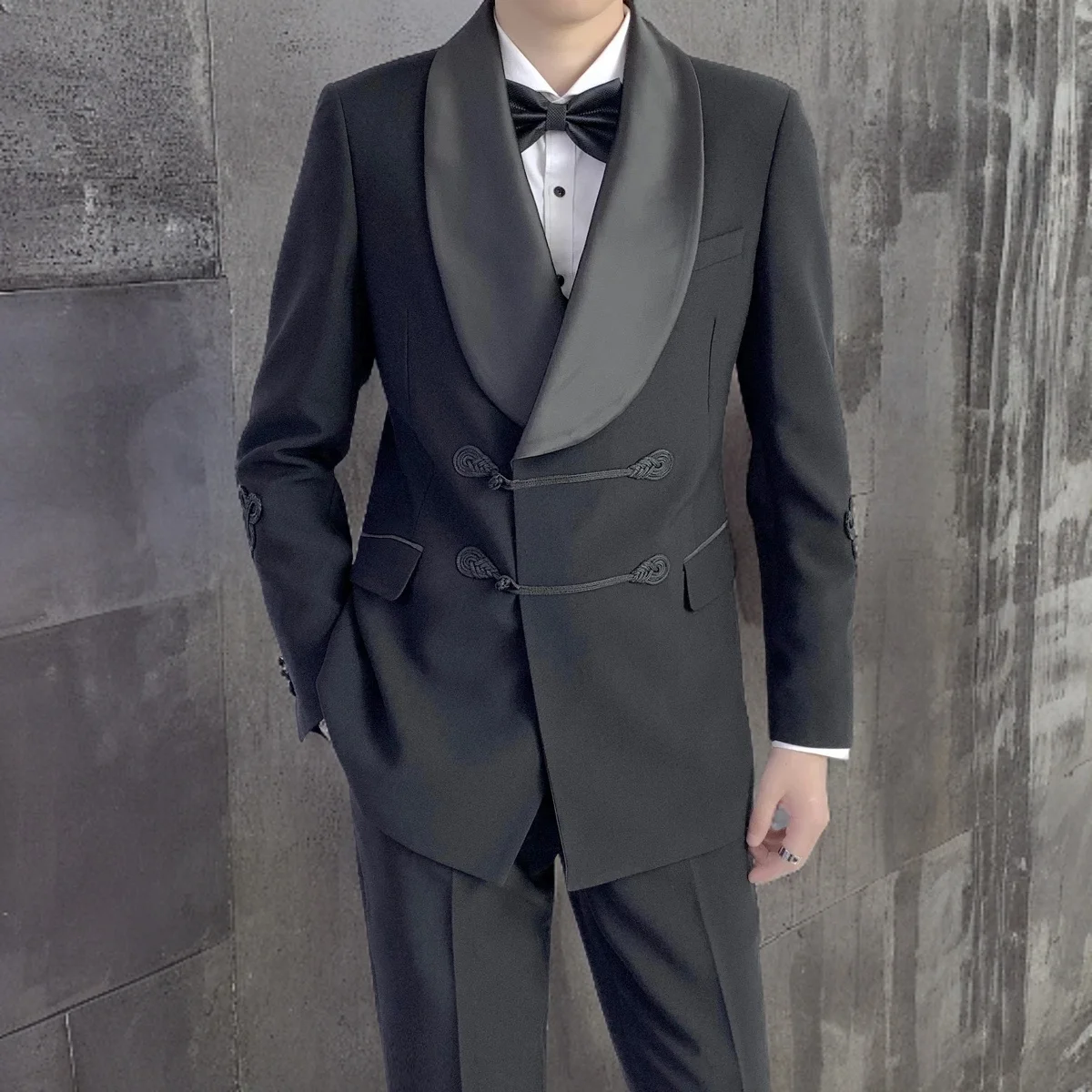 Specialiai pasiūtas juodas dvigubas jaunikis vyriškas kostiumas su skara atlapu ir kiniškomis sagomis oficialioms vestuvėms (švarkas + kelnės) Nuotrauka 2