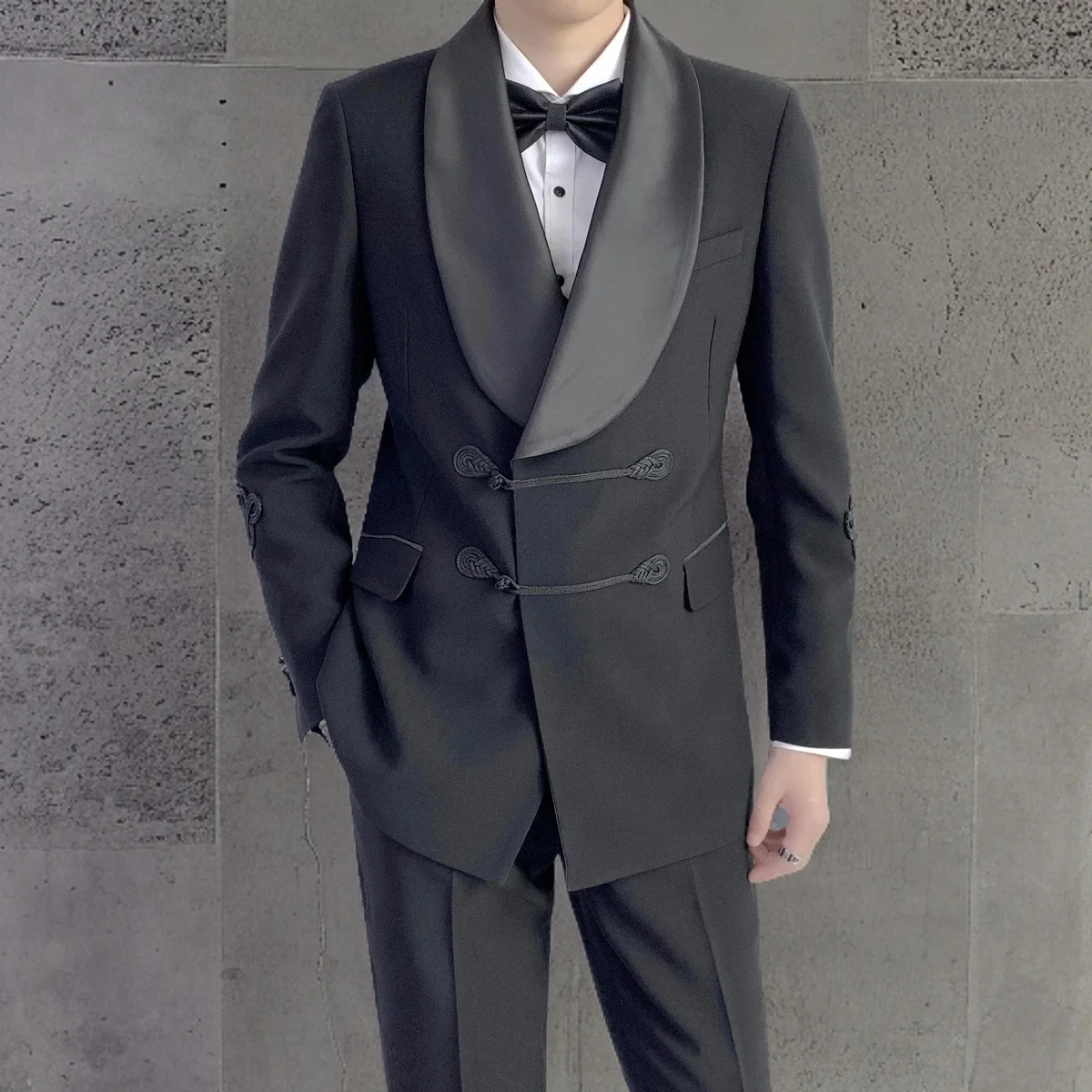 Specialiai pasiūtas juodas dvigubas jaunikis vyriškas kostiumas su skara atlapu ir kiniškomis sagomis oficialioms vestuvėms (švarkas + kelnės) Nuotrauka 3