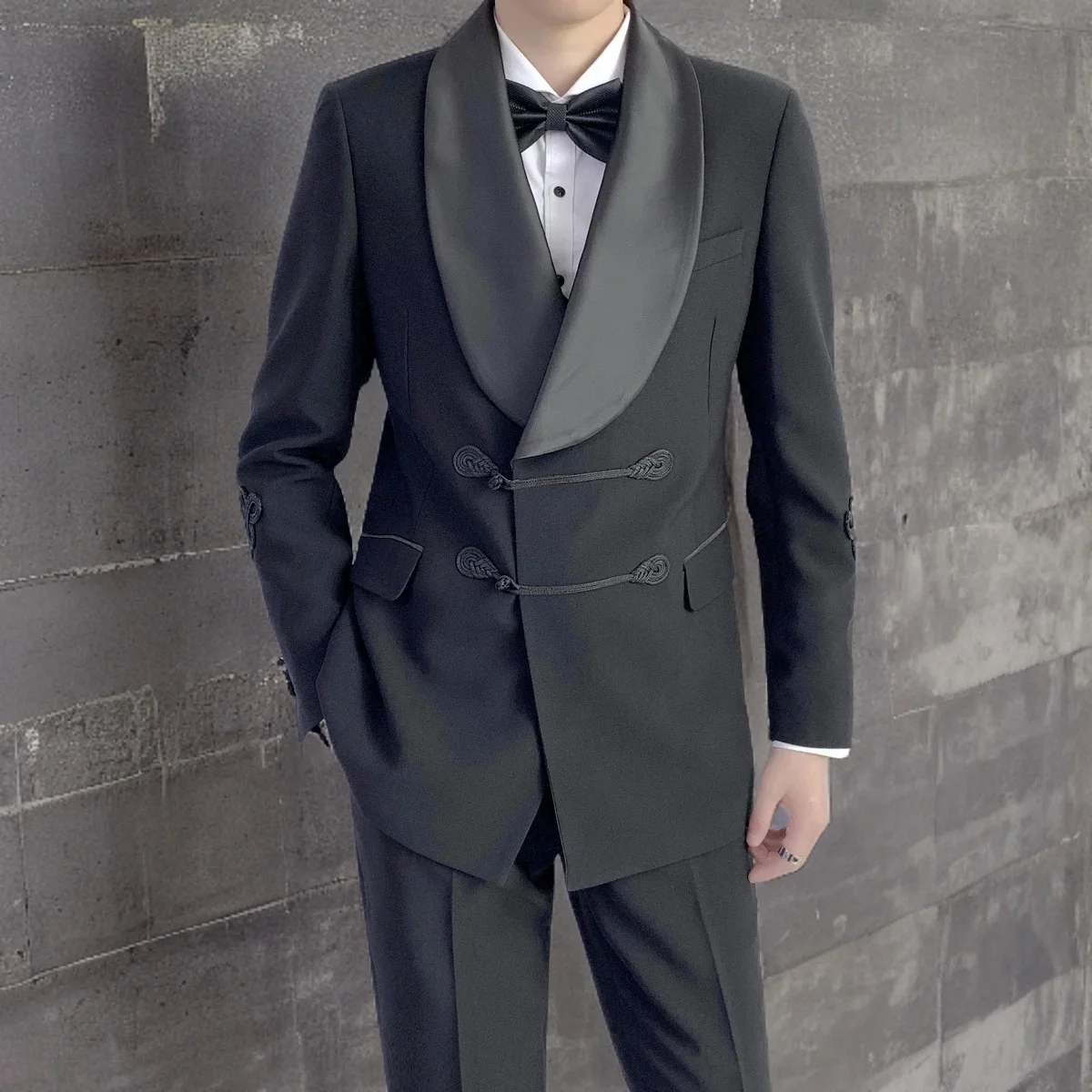 Specialiai pasiūtas juodas dvigubas jaunikis vyriškas kostiumas su skara atlapu ir kiniškomis sagomis oficialioms vestuvėms (švarkas + kelnės) Nuotrauka 4
