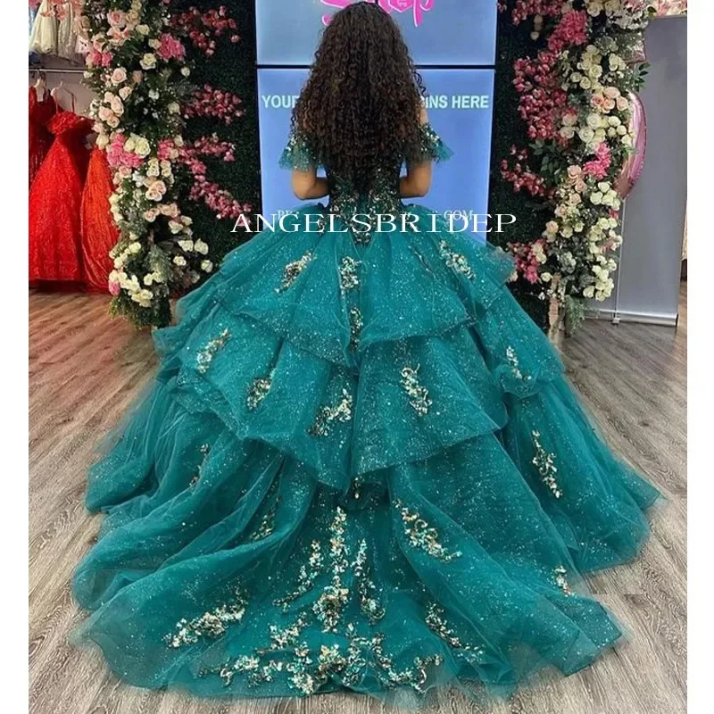 Smaragdinė žalia rutulinė suknelė 15 metų svarainių suknelės 2023 pakopiniai kristalai nuo peties gimtadienio vakarėlio suknelė Nuotrauka 1